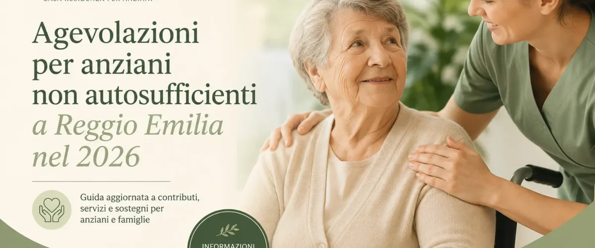 Operatrice sociosanitaria che parla con un'anziana sorridente in una casa di riposo a Reggio Emilia, rappresentando l'assistenza e le agevolazioni disponibili per gli anziani non autosufficienti nel 2026.